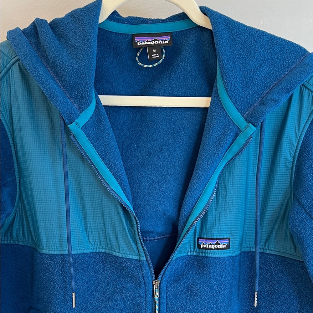 Patagonia women’s nylon jacket with a hood - Picture 3 of 8